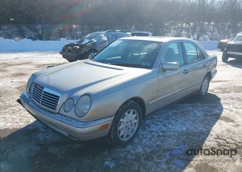 1998 Mercedes-Benz E 320 z USA, uszkodzony, nr VIN WDBJF65FXWA584430